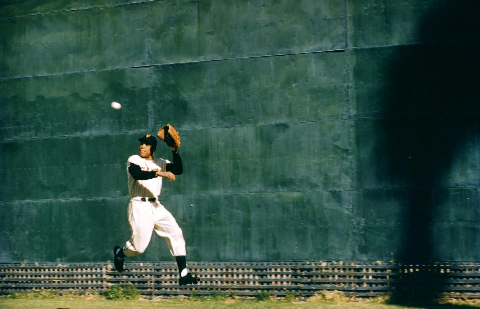 PHOENIX, AZ - MARCH 2: Willie Mays #24 of the New York Giants warms up while catching balls against the wall before a spring training game on March 2, 1955 in Phoenix, Arizona.  (Photo by Hy Peskin/Getty Images)