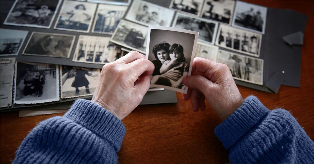 Alzheimer's: is a history of maternal or paternal illness more important?