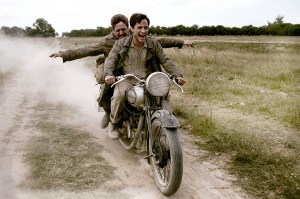 THE MOTORCYCLE JOURNALS, (aka DIARIOS DE MOTOCICLETA), Gael Garcia Bernal, Rodrigo de la Serna, 2004, (c) Focus Features/courtesy Everett Collection