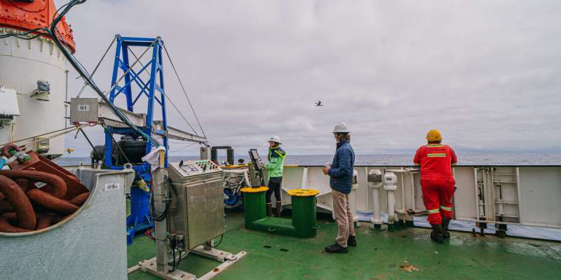 Researchers tackle ocean paradox with 200 liters of fluorescent dye