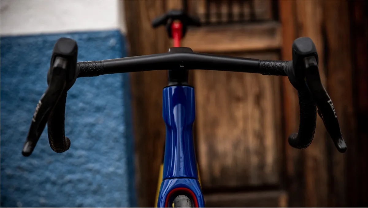 Detailed view of the one-piece cockpit of the Trek Madone RSL Aero