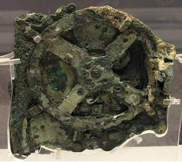 The Antikythera Mechanism (Fragment A – front);  the largest gear in the mechanism can be seen, approximately 14 centimeters (5.5 inches) in diameter.  (CC BY-SA 3.0)