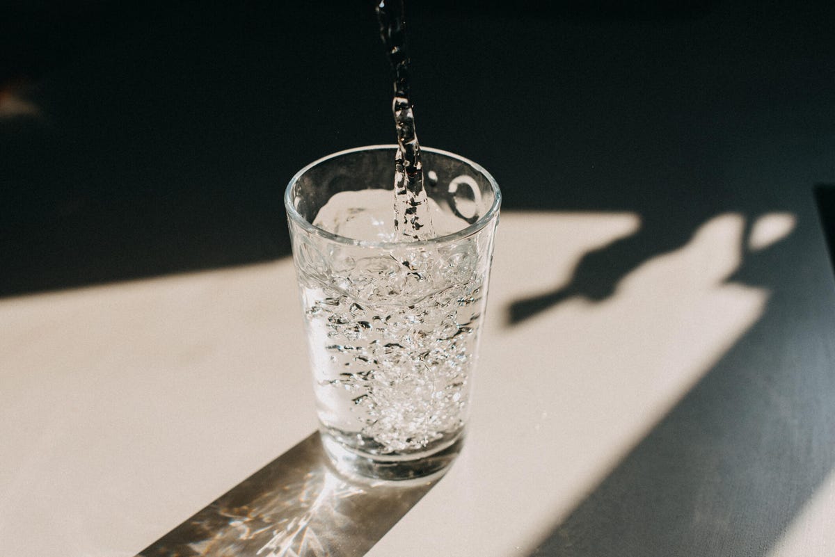 A transparent glass in which a waterfall flows.