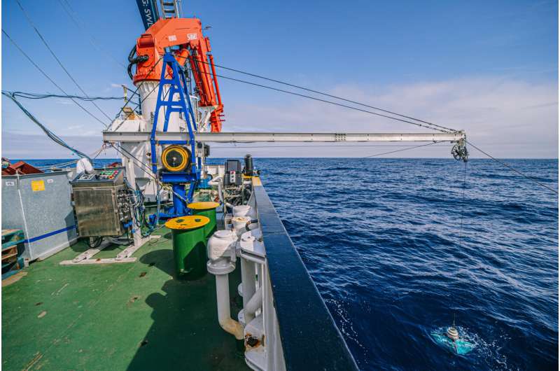 Researchers tackle ocean paradox with 200 liters of fluorescent dye