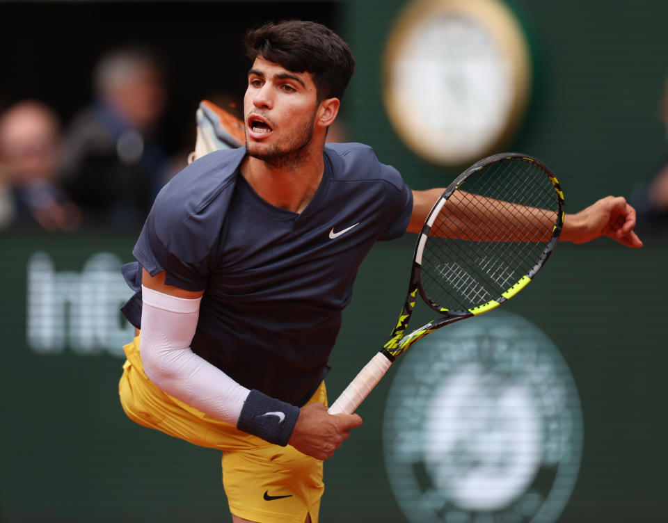 PARIS, FRANCE - JUNE 02: Carlos Alcaraz of Spain is seen in action against Felix Auger-Aliassime of Canada during their fourth round match on day eight during the 2024 French Open at Roland Garros on June 02 2024 in Paris, France.  (Photo by Ian MacNicol/Getty Images)