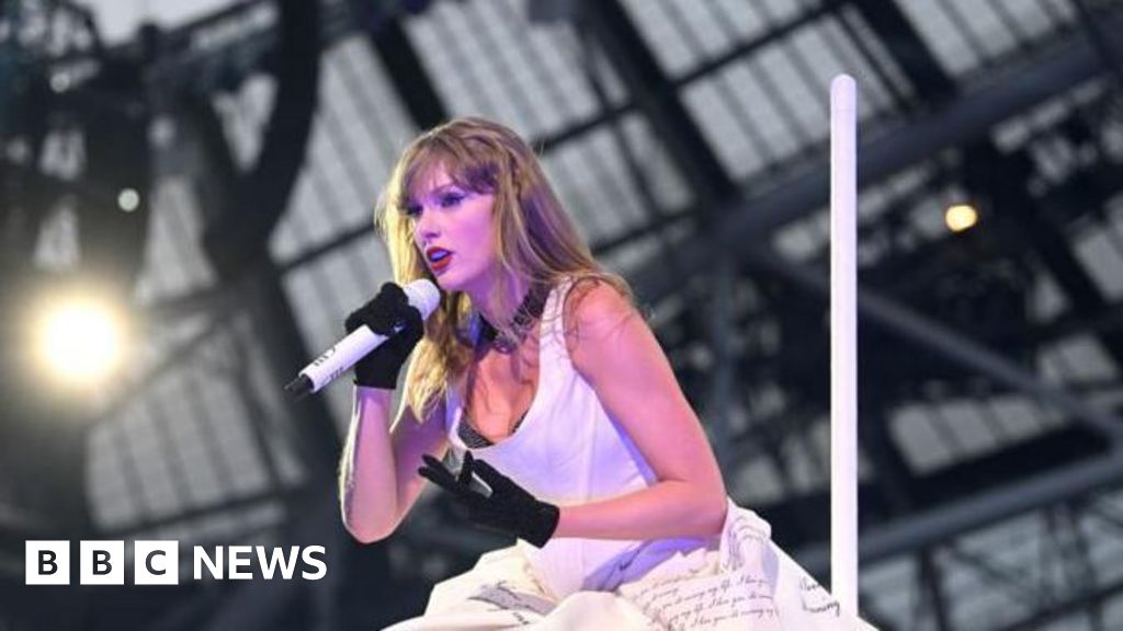 Taylor Swift dazzles on Eras tour in Dublin