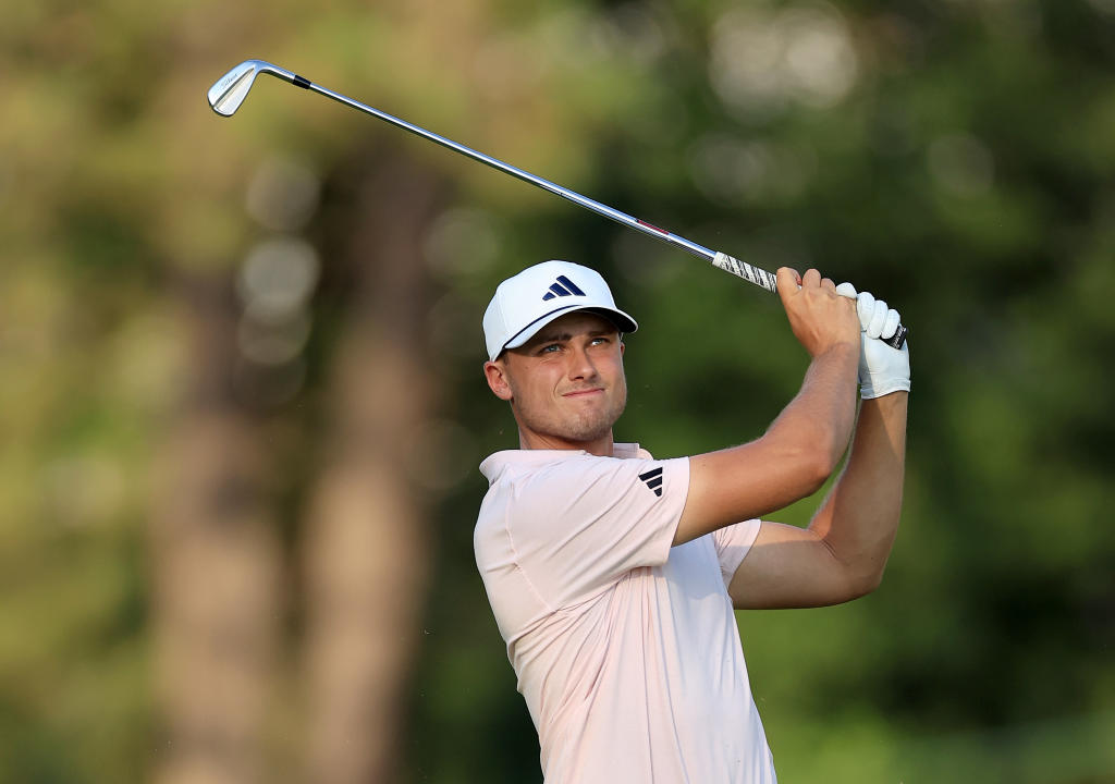 PINEHURST, NORTH CAROLINA - JUNE 14: Ludvig Aberg of Sweden plays his second shot on the 18th hole during the second round of the 2024 US Open on Course #2 at Pinehurst Resort on June 14, 2024 in Pinehurst, Carolina North.  (Photo by David Cannon/Getty Images)