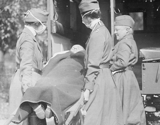 Demonstration at the Red Cross emergency ambulance station in Washington, DC, during the 1918 influenza pandemic