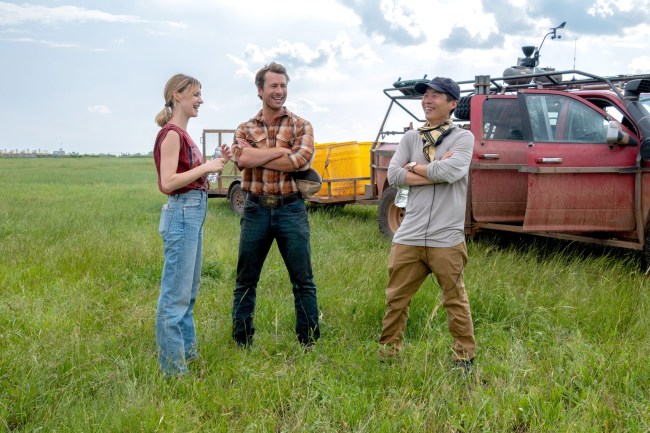 TWISTERS, left to right: Daisy Edgar-Jones, Glen Powell, director Lee Isaac Chung, on set, 2024. ph: Melinda Sue Gordon /© Universal Pictures /Courtesy of the Everett Collection