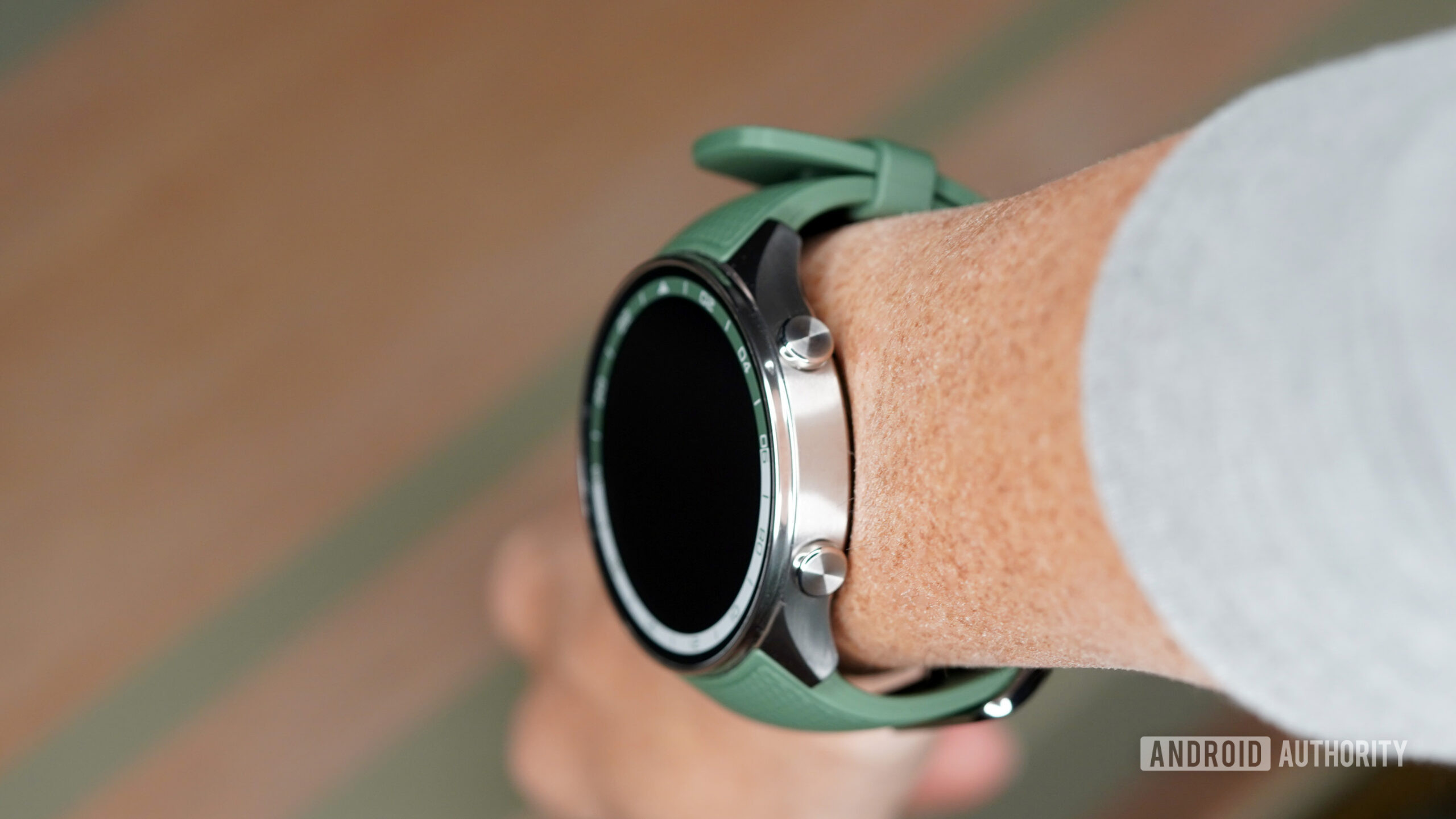 A user with a small wrist models the gap caused by the OnePlus Watch 2R's lugs.