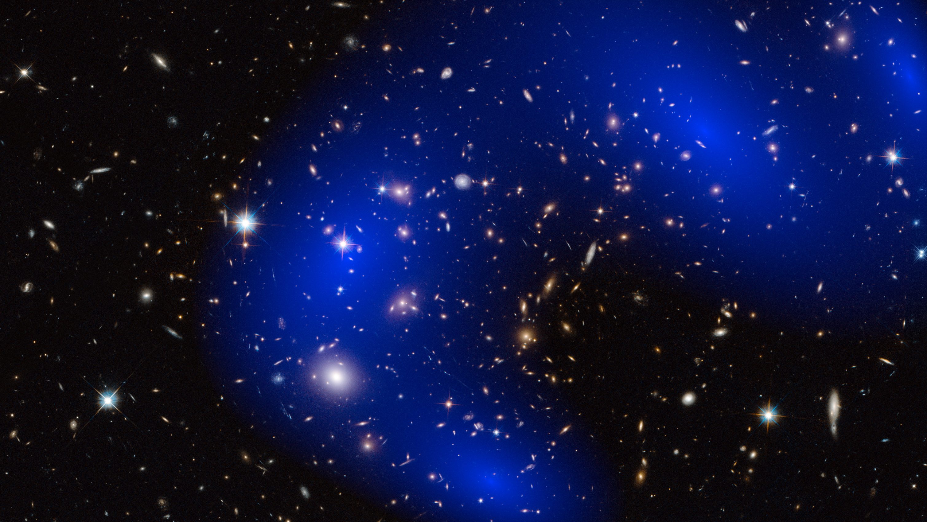 Dark matter of the galaxy cluster MACS J0717