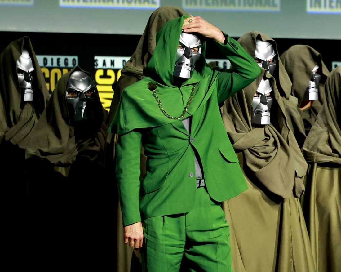 Robert Downey Jr. dons the Doctor Doom mask at Comic Con.