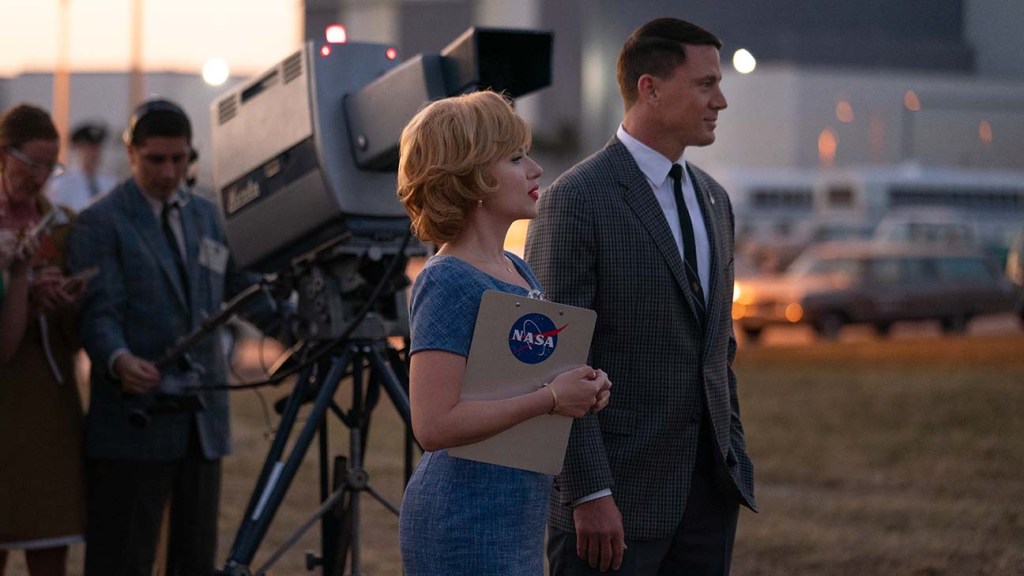 Kelly Jones (Scarlett Johansson) and Cole Davis (Channing Tatum) in Fly Me to the Moon