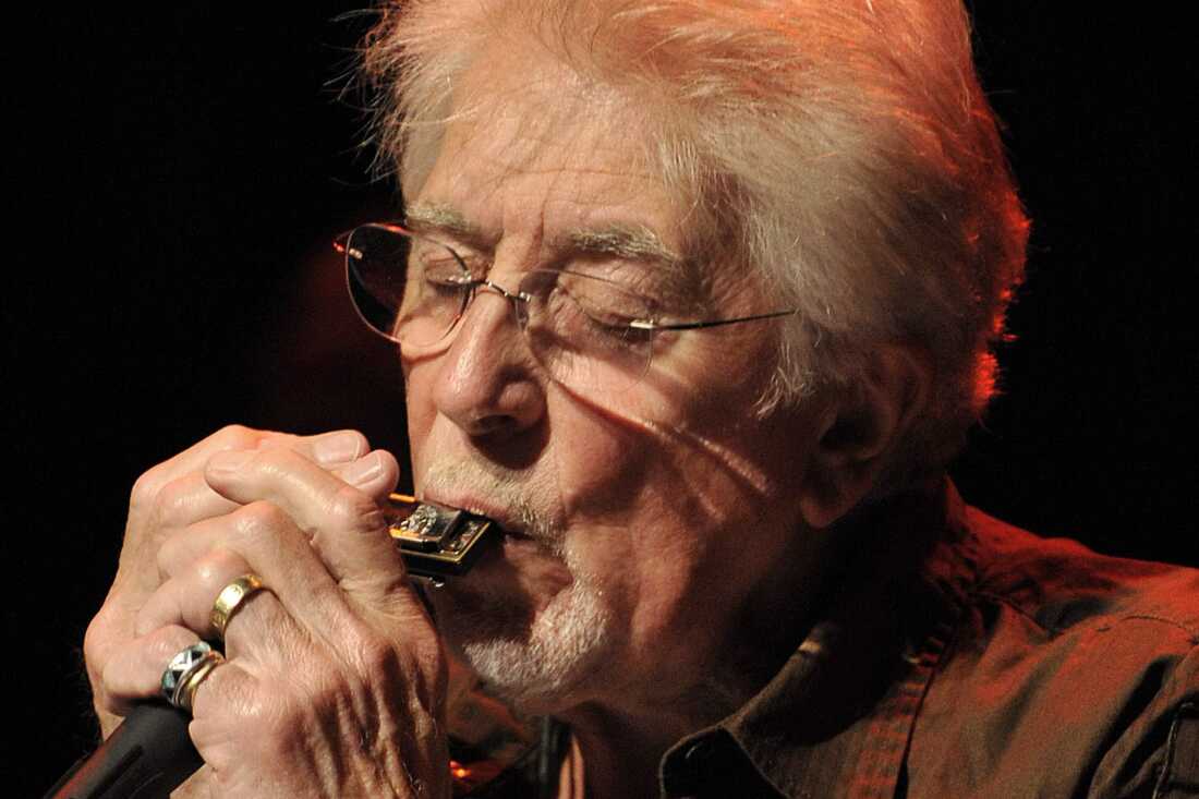 FILE - English blues singer John Mayall performs with his band The Bluesbreakers, onstage at Miles Davis Hall during the 42nd Montreux Jazz Festival in Montreux, Switzerland, Monday, July 7, 2008. Mayall, the British blues musician whose influential band The Bluesbreakers served as a training ground for Eric Clapton, Mick Fleetwood and many other superstars, died Monday, July 22, 2024, at his home in California. He was 90. (Sandro Campardo/Keystone via AP, File)