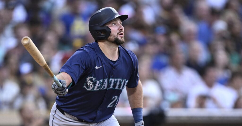 Mariners fire all guns blazing, beat Padres 8-3