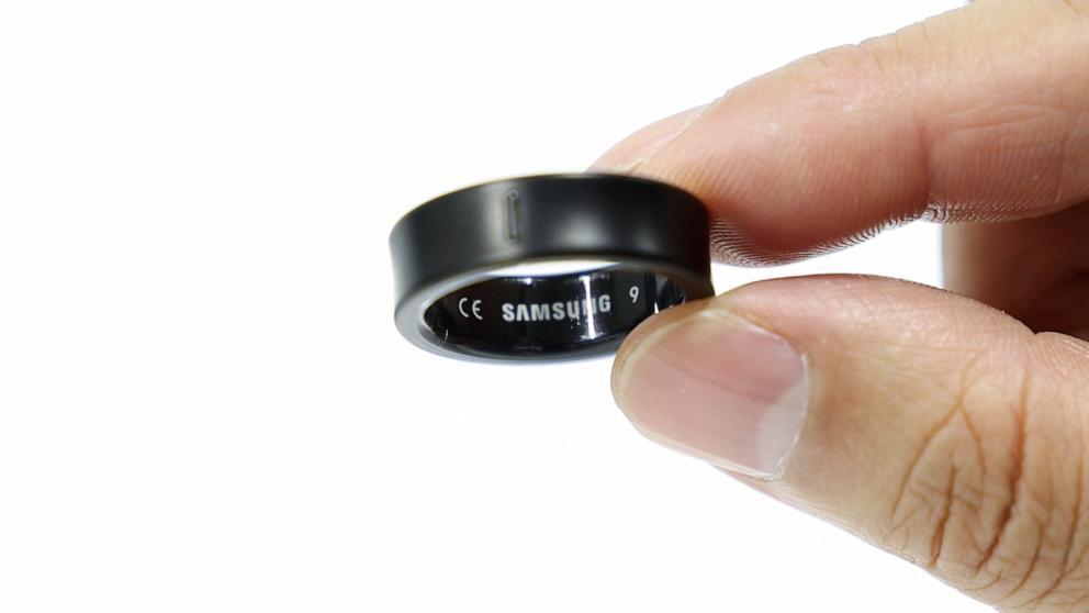 Samsung Unveils First Smart Ring With Biometric Health Monitoring, How It Compares to the Oura Ring