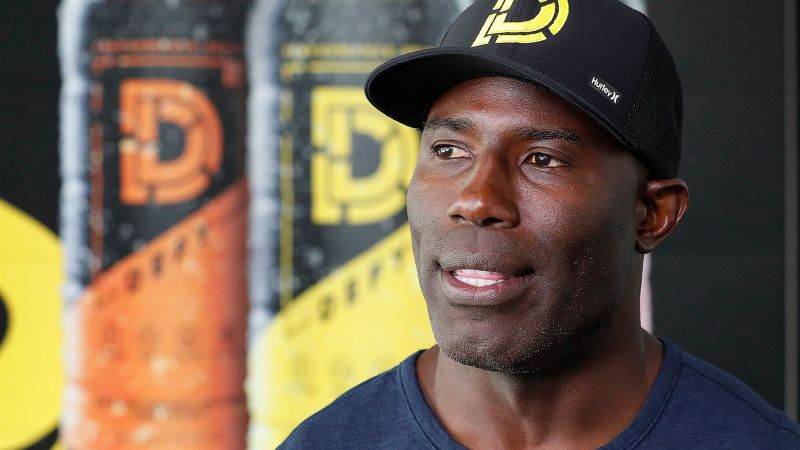 Terrell Davis says he was 'treated like a convict' when he was handcuffed on a United Airlines plane after asking for ice | CNN