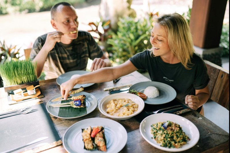 Researchers found that people who followed a healthy diet starting in their 40s were 43 to 84 percent more likely to function well physically and mentally at age 70 than those who did not. Photo by Yan Krukau/Pexels